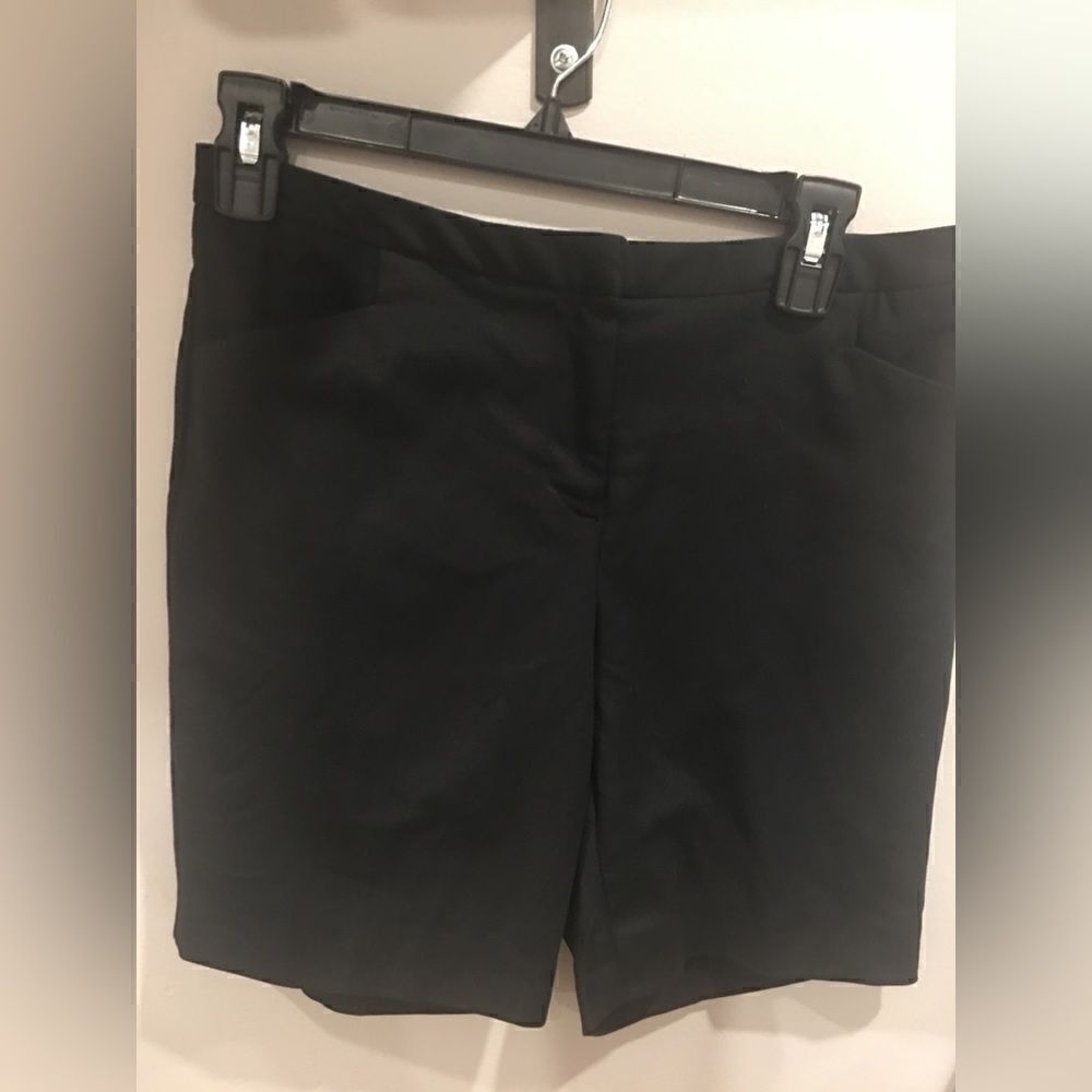 Vince Camuto size 4 petite black flat front Bermuda shorts